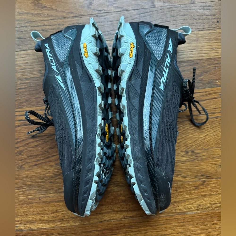 Women’s Altra Olympus 4 size 9.5